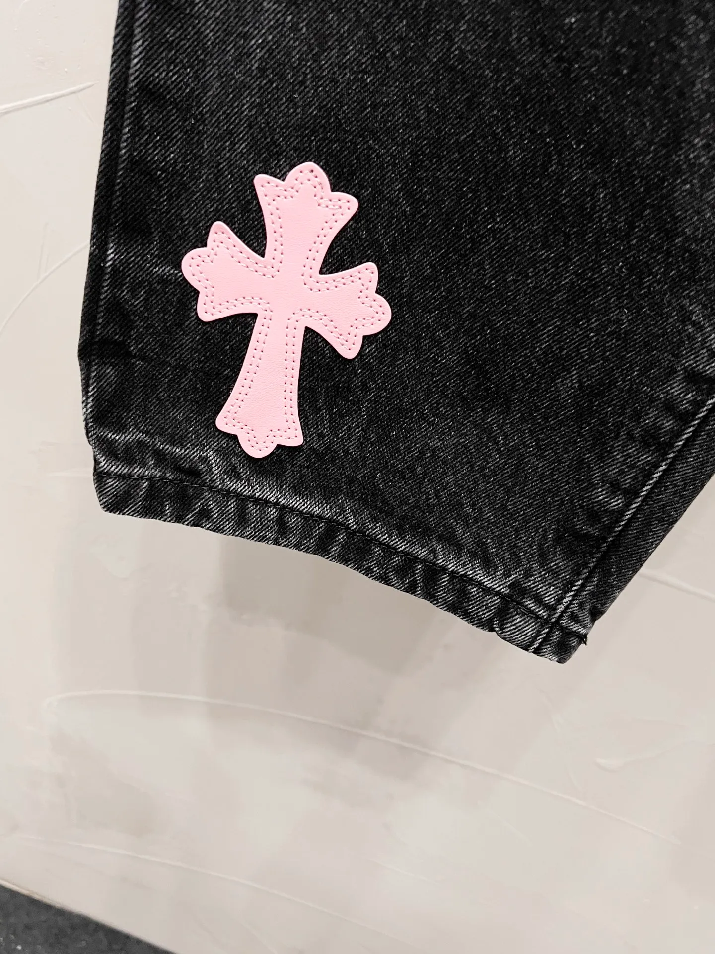 P240 Style number: [M940] Chrome hearts & Chrome hearts 25ss pink and black leather black pants cross patch leather jeans CH Chrome hearts double knee cross patch leather bo1 version logging pants straight working pants B136 Chrome hearts cross Sanskrit overalls Counter price 24W level, patchwork cross flower embellishment, high waist washed jeans! ! Absolutely high-end luxury products, 1.9W level god-level single products, super popular products, made by top heavy industry, not to be missed. About Zangyin, this is an extremely luxurious fashion brand, which can also be called the nobles of the high street. It has always been an exclusive brand of some hipsters or rich second generation. Compared with ordinary high streets, it is more luxurious and noble. Compared with luxury brands, it has a more fashionable personality and has always been a brand that I have a special liking for. Imported yarn is custom-woven into a high-density twill canvas, which ensures a crisp shape while also making the fabric feel very delicate. It follows the B01 classic shape, with a crisp and stylish upper body. The ready-made garments are stone-ground and fermented, so they can be matched with any style. Buttons and zinc-brushing are washed with genuine YKK retro metal products. Double-layered canvas on the front. Perfect details. All hardware is perfect. Size: 30-32-34-36 Color: pink and black leather and black pants